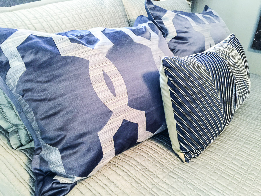 small master bedroom design pillows