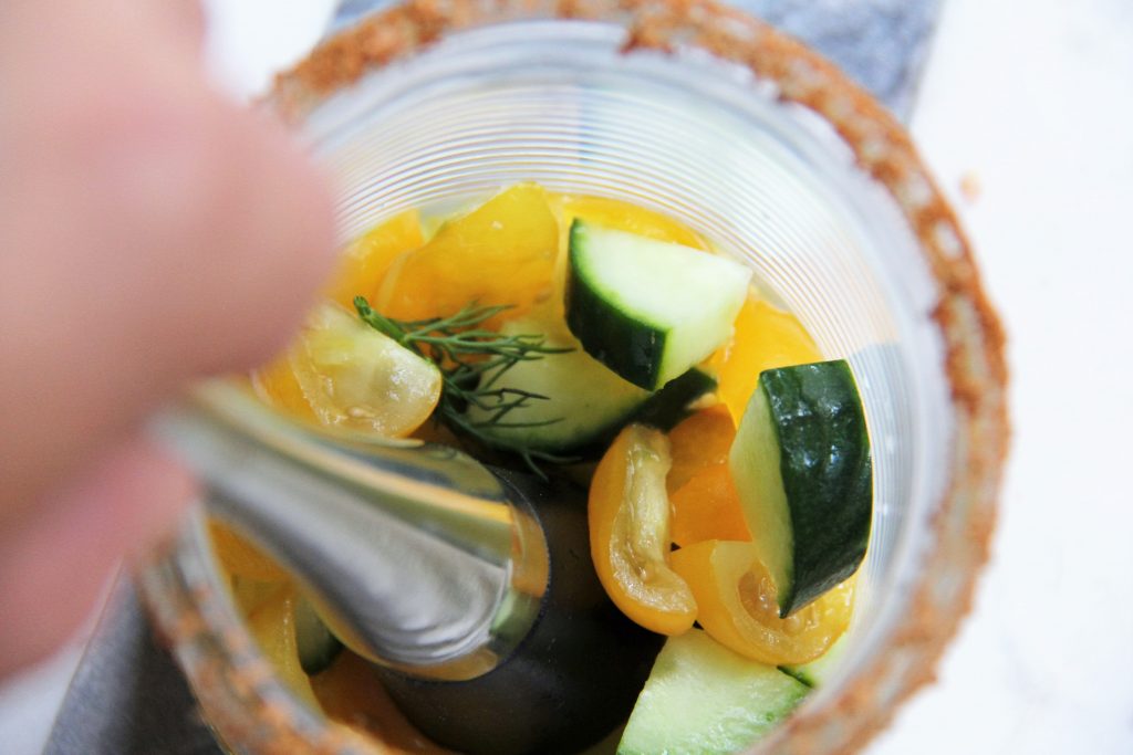 making a gin and tonic with tomatoes